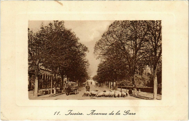 Carte postale ancienne Issoire - Avenue de la Gare à Issoire
