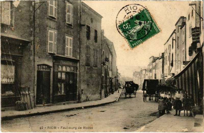 Carte postale ancienne Riom - Faubourg de Mozat à Riom