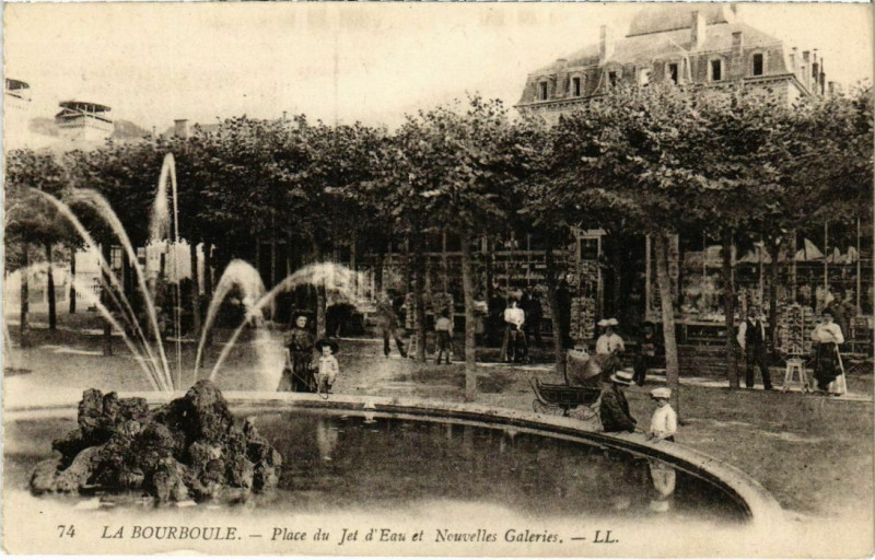 Carte postale ancienne La Bourboule - Palce du Jet d'Eau et Nouvelles Galeries à La Bourboule