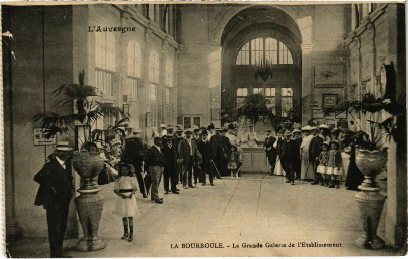 Carte postale ancienne La Bourboule - La Grande Galerie de l'Etabl. à La Bourboule