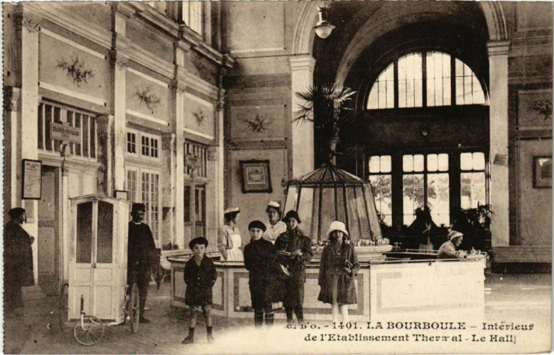 Carte postale ancienne La Bourboule - Interieur de l'Etabl. THERMal - le Hall à La Bourboule