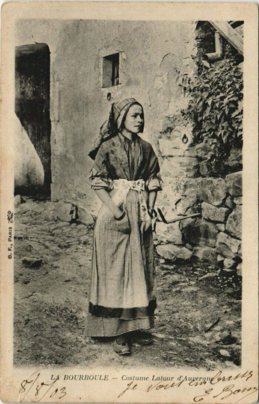 Carte postale ancienne La Bourboule-Costume Latour d'Auvergne à La Bourboule