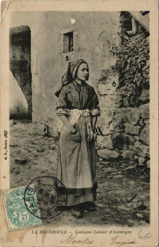 Carte postale ancienne La Bourboule-Costume Latour d'Auvergne à La Bourboule