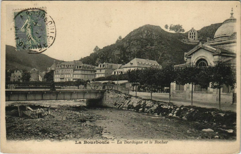 Carte postale ancienne La Bourboule-La Dordogne et le Rocher à La Bourboule