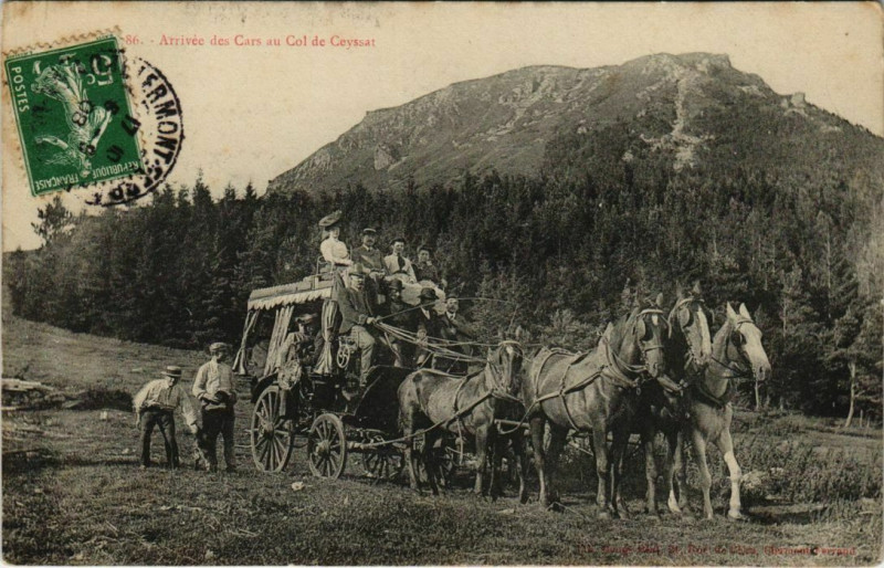 Carte postale ancienne Col-de-Ceyssat - Arrivée des Cars à Ceyssat