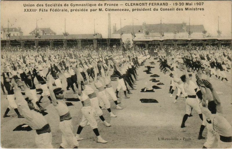 Carte postale ancienne Clermont-Ferrand - Mouvements d'ensemble à Clermont-Ferrand