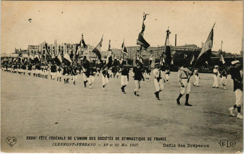 Carte postale ancienne Clermont-Ferrand - Defile des drapeaux à Clermont-Ferrand