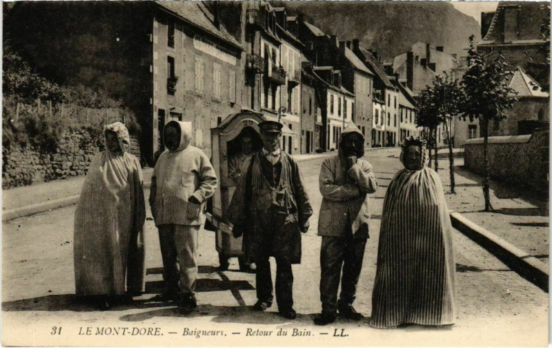 Carte postale ancienne Le Mont-Dore - Baigneurs retour du Bain à Mont-Dore