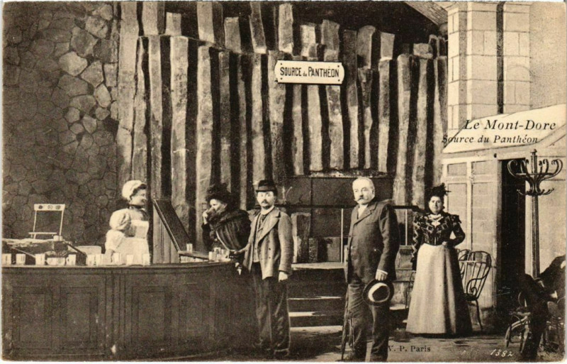 Carte postale ancienne Le Mont-Dore - Source du Pantheon à Mont-Dore