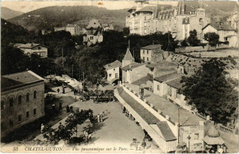 Carte postale ancienne Chatel-Guyon - Vue panoramique sur le Parc à Châtel-Guyon