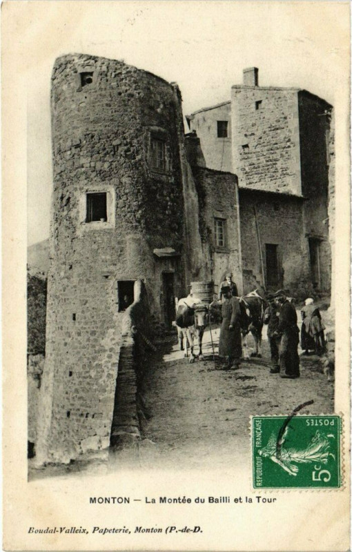 Carte postale ancienne Monton - La Montée du Bailli et la Tour