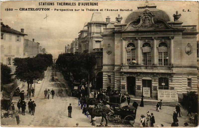 Carte postale ancienne Chatel-Guyon - Perspective sur le Theatre et l'Av. Baraduc à Châtel-Guyon