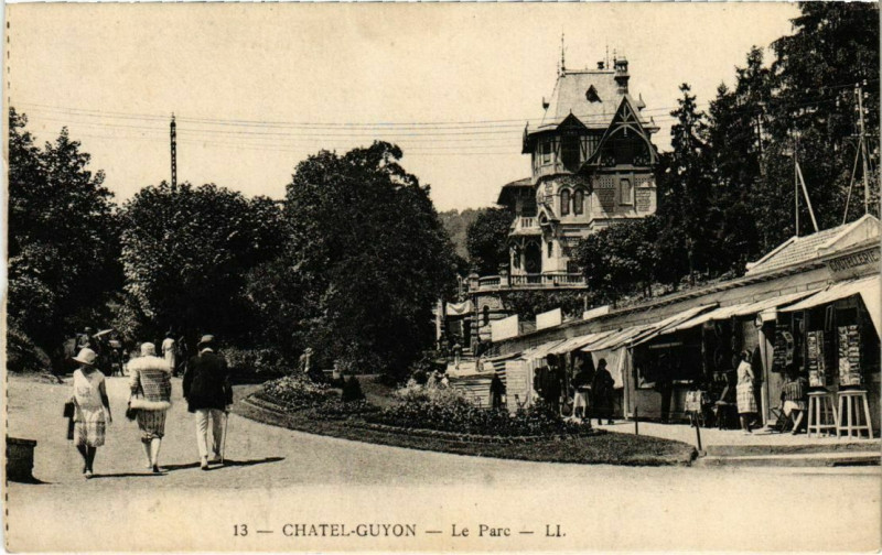 Carte postale ancienne Chatel-Guyon - Le Parc à Châtel-Guyon