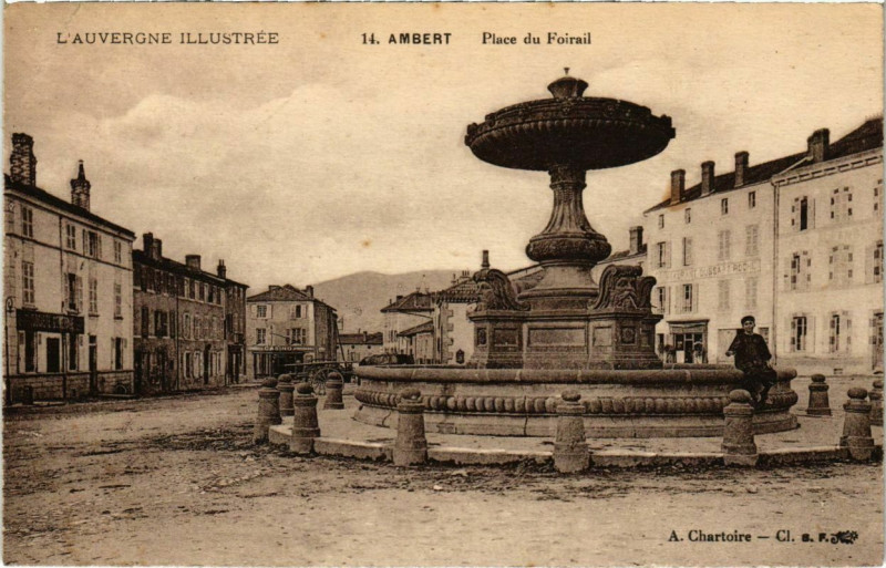 Carte postale ancienne Ambert - Place du Foirail à Ambert