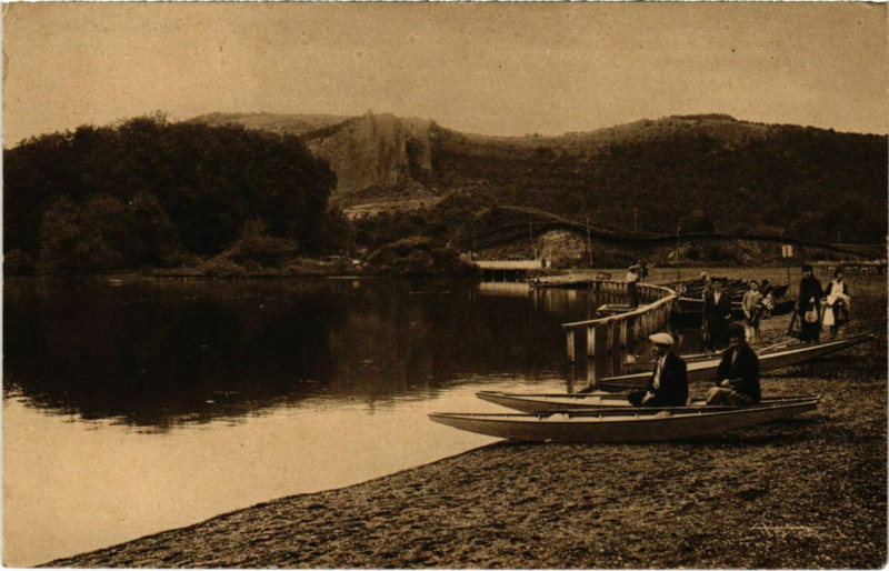 Carte postale ancienne Le Lac du Chambon - En haut et au milieu la Dent du Marais