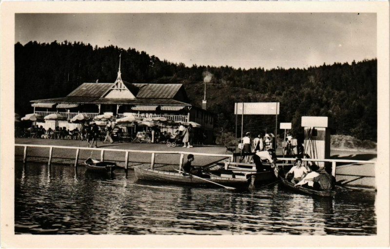 Carte postale ancienne Lac Chambon - L'embracadere et le chalet de la plage