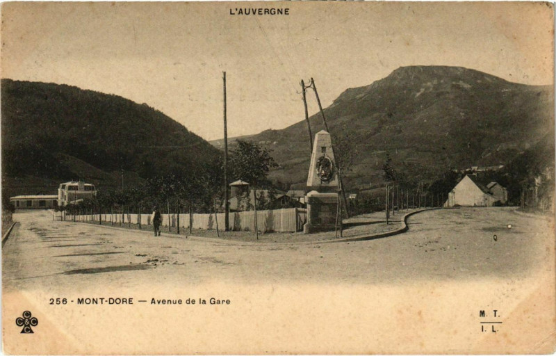 Carte postale ancienne Mont-Dore - Avenue de la Gare à Mont-Dore
