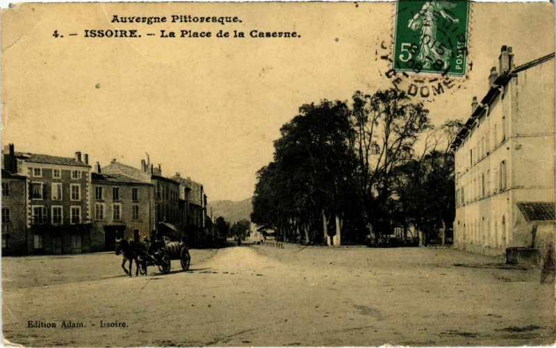 Carte postale ancienne Issoire - La Place de la Caserne à Issoire