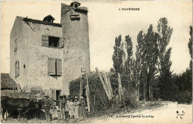 Carte postale ancienne Ancienne Ferme fortifiée