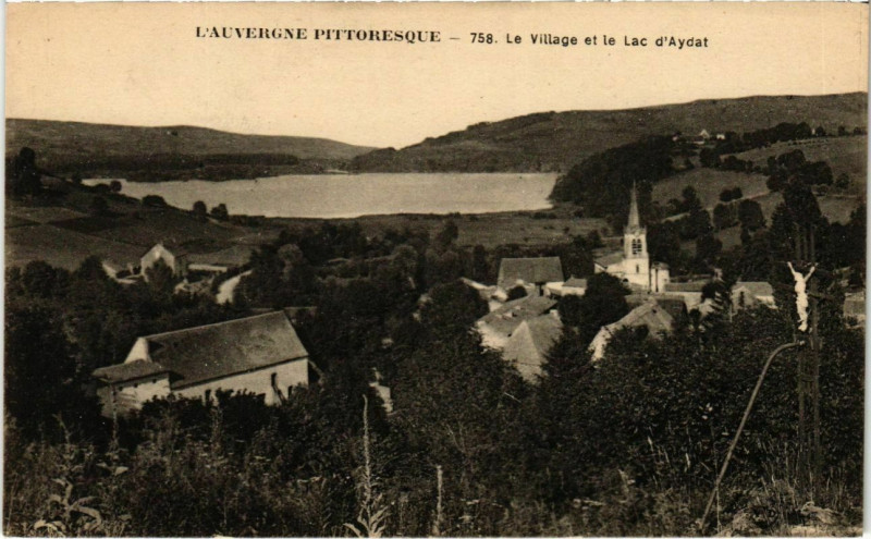 Carte postale ancienne L'Auvergne Pittoresque - Le Village et le Lac d'Aydat à Aydat