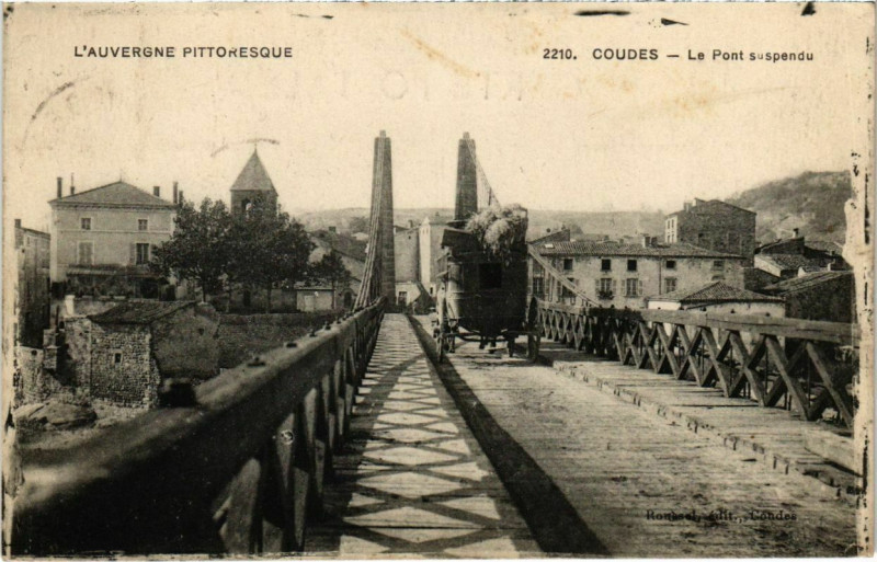 Carte postale ancienne Coudes - Le Pont suspendu à Coudes