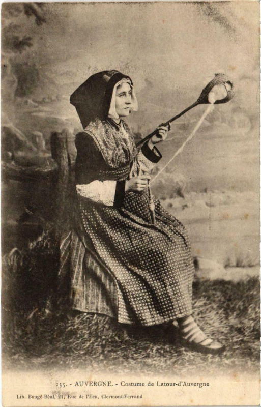 Carte postale ancienne Auvergne - Costume de Latour-D'Auvergne