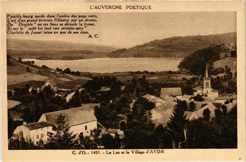 Carte postale ancienne Le Lac et le Village
