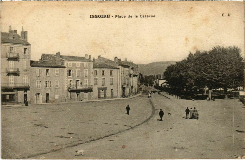Carte postale ancienne Issoire - Place de la Caserne à Issoire