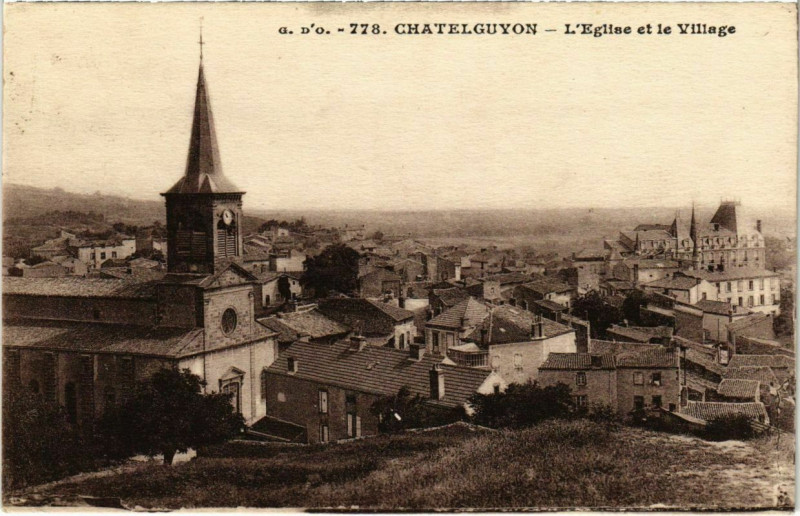 Carte postale ancienne Chatel-Guyon - L'Eglise et le Village à Châtel-Guyon