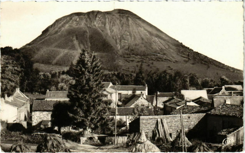 Carte postale ancienne Village de la Haute-Auvergne - Laschamps au pied du Puy-de-Dome à Champs