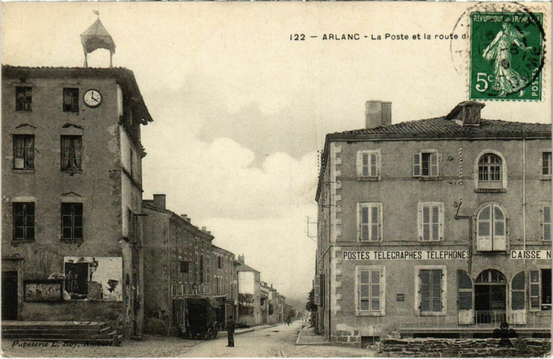 Carte postale ancienne Arlanc - La Poste et la route à Arlanc