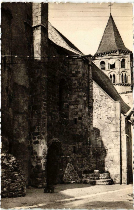 Carte postale ancienne Menat - Eglise Romane à Menat