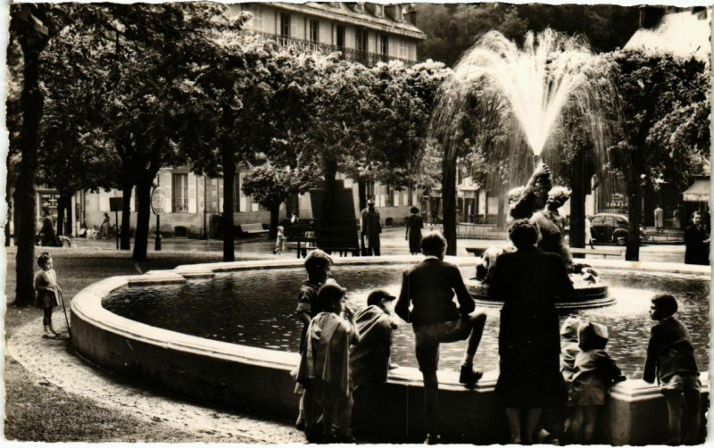 Carte postale ancienne La Bourboule - Le Jet d'Eau à La Bourboule