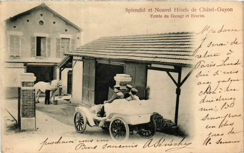 Carte postale ancienne Splendid et Nouvel Hotels de Chatel-Guyon Entrée du garage Ecuries à Châtel-Guyon
