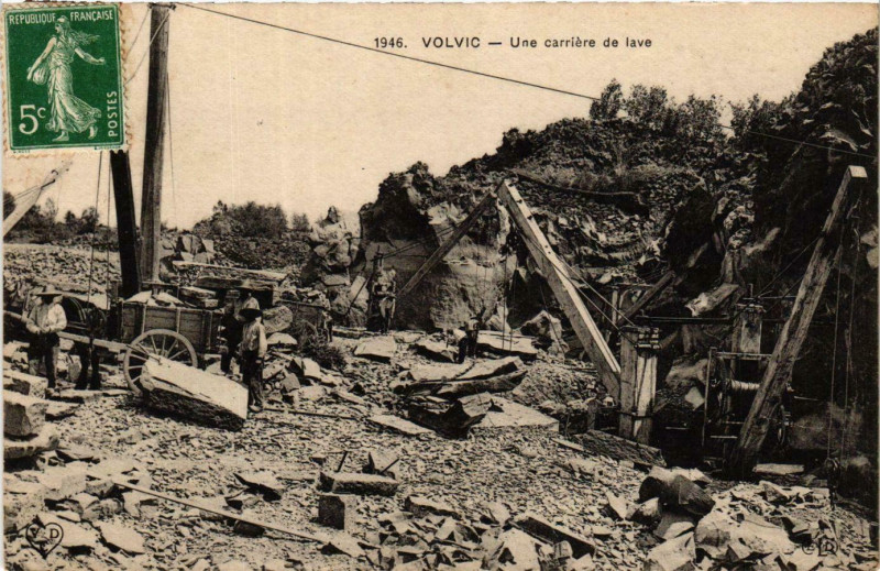 Carte postale ancienne Volvic Une carriere de lave à Volvic