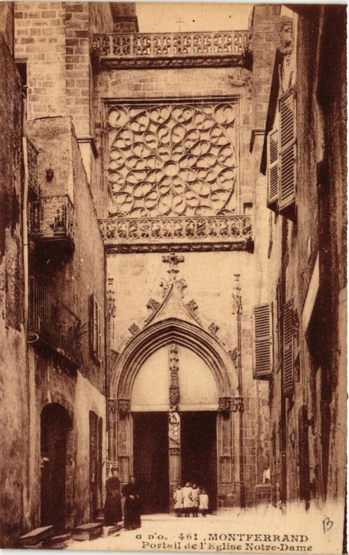 Carte postale ancienne Clermont-Ferrand Portail de l'Eglise N.-D. à Clermont-Ferrand