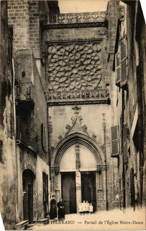 Carte postale ancienne Clermont-Ferrand Portail de l'Eglise N.-D. à Clermont-Ferrand