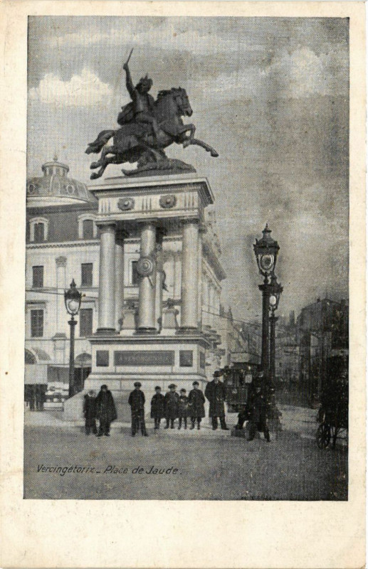 Carte postale ancienne Clermont-Ferrand Place de Jaude à Clermont-Ferrand