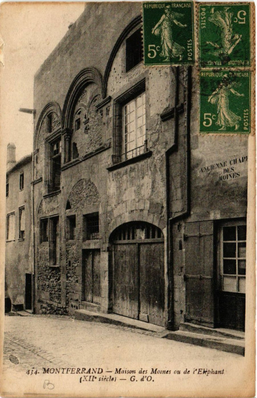 Carte postale ancienne Clermont-Ferrand Maison des Moines ou de l'Elephant à Clermont-Ferrand