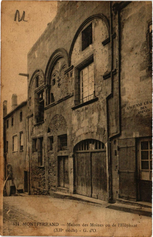 Carte postale ancienne Clermont-Ferrand Maison des Moines ou de l'Elephant à Clermont-Ferrand