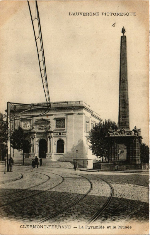 Carte postale ancienne Clermont-Ferrand La Pyramide et le Musée à Clermont-Ferrand