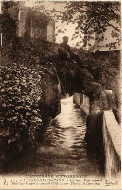 Carte postale ancienne Clermont-Ferrand Curieux Pont naturel à Clermont-Ferrand