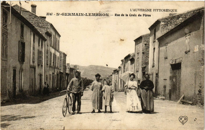 Carte postale ancienne Saint-Germain-Lembron Rue de la Croix du Perou à Saint-Germain-Lembron