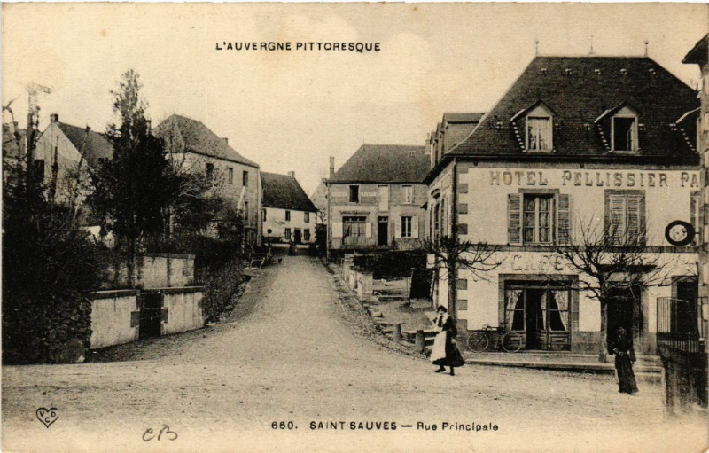 Carte postale ancienne Saint-Sauves Rue principale