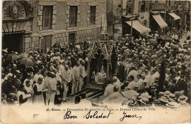 Carte postale ancienne Riom Procession de St-Amable Devant l'Hotel de Ville à Riom