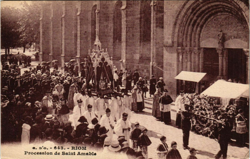 Carte postale ancienne Riom Procession de St-Amable à Riom