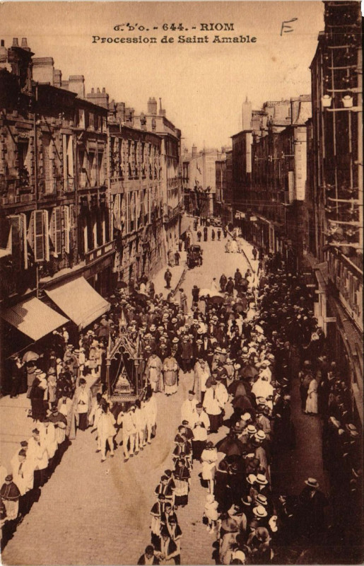 Carte postale ancienne Riom Procession de St-Amable à Riom