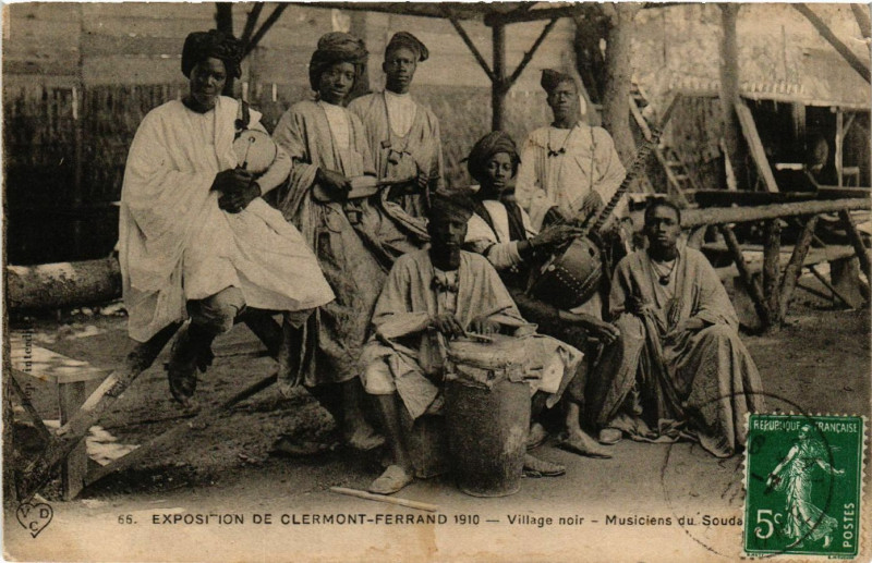 Carte postale ancienne Clermont-Ferrand Expo 1910 Village noir - Musiciens à Clermont-Ferrand