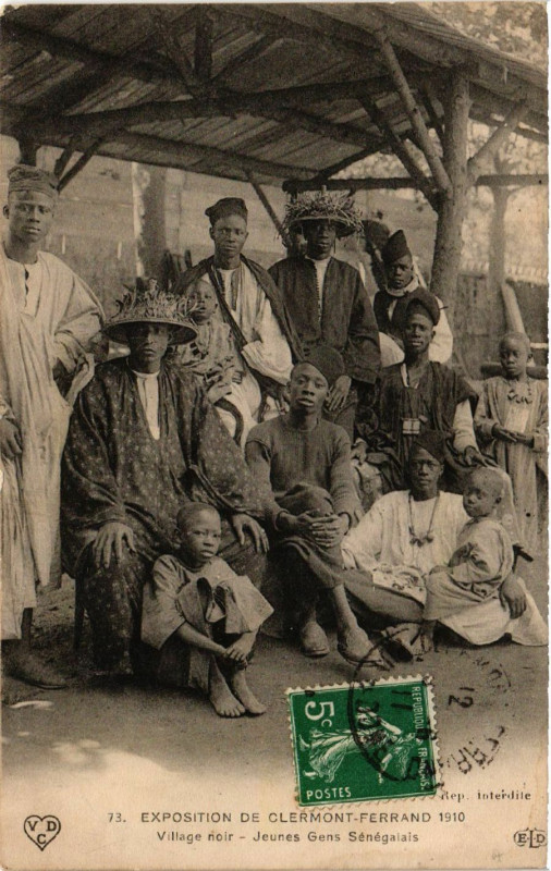 Carte postale ancienne Clermont-Ferrand Expo 1910 Village Noir - Jeunes Genes Senegalais à Clermont-Ferrand
