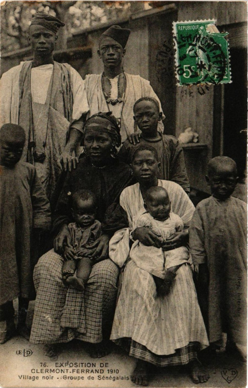 Carte postale ancienne Clermont-Ferrand Expo 1910 Village Noir - Groupe de Senegalais à Clermont-Ferrand